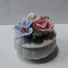 Шкатулка фарфоровая "Цветы" 70-е годы Европа. Диаметр 6 см. Высота 5.5 см.