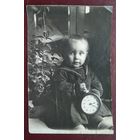 Фото ребенка с будильником. Июль 1941 г. 8х12 см.