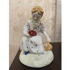 Фарфоровая статуэтка Девушка с грибом Минский ФФЗ, СССР, 1950-60 гг.