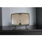 Барометр пластиковый на металлической ножке, включает в себя барометр, гидрометр и термометр.