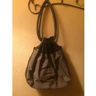 Брендовая сумка Giorgio Armani, очень стильная, удобная, красивая сумка. Отличное состояние, носила не часто, так как много сумок в наличии, часто меняю. Размер дна 32 на 10 см, высота 34 см. Натураль