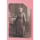 Фото "Командир РККА у портрета Ленина", 1920-е гг.