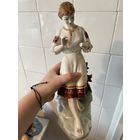 Девушка с ромашкой фарфор