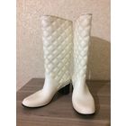 Интересные резиновые сапоги на 38-39 размер на удобном каблучке. Высота 37 см, ПОверха 20 см, высота каблука 4 см длина стельки примерно 25 см. Очень стильные сапожки и удобные, каблук не пружинит, ка