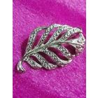 Брошь Листик серебристого цвета. 4,5 см.