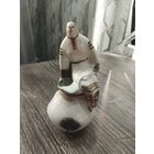 Фарфоровая статуэтка девушка на вазе