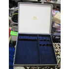 Коробка, футляр для столовых приборов.