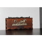 Настенная, деревянная ключница с пластиковым панно.