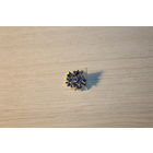 Миниатюрная брошь с вставками, диаметр 18 мм.