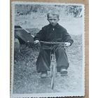 Фото мальчика на велосипеде. 1950-е. 9х11.5 см
