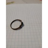 Кольцо с камнем.