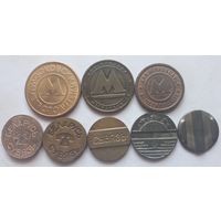 Жетоны метро и телефонные.