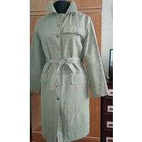 Плащ 44-46р цвета ближе к хаки, на слегка утепленной подкладке.