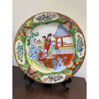 Винтажная коллекционная китайская фарфоровая декоративная тарелка , на подставке .