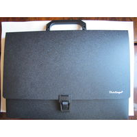 Папка-портфель Berlingo "Standard", 1 отделение, на замке, черная Материал - жесткий пластик. Укрепленная ручка. Стильный дизайн  Размер - 370*250*40 мм; вес – 240 г