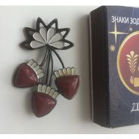 Брошь. Веточка клубнички или вишни. Клеймо МО1.