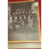 Летчики солдаты и офицера авиационный полк коллективное фото 1946 17х20 подписано.(А45)