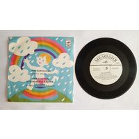 Виниловая пластинка - сказка Три поросёнка и Бом-бом-бом открывается альбом