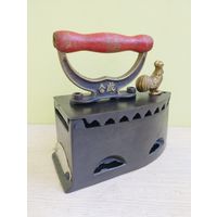 Старинный угольный утюг  с Петухом из Гонконга, иероглифы