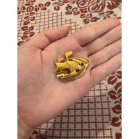 Парусный корабль ЗНАЧОК С РУБЛЯ