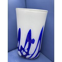 Винтажная ваза бело синее стекло