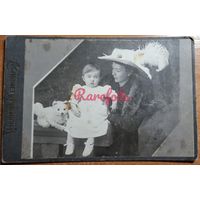 1910-е Кабинет портрет Мама с дочкой шляпа игрушка собачка студийное фото на картоне анонимное типажи прошлого ретро 2 шт
