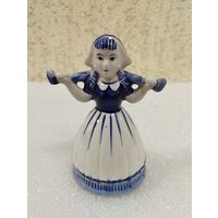 Статуэтка фарфоровая Девушка с коромысом. Делфи, Голландия