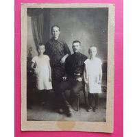 Фото кабинет-портрет "Семья", Россия, 1920-е гг. (16*11 см)