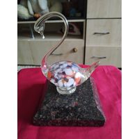 Статуэтка лебедь,цветное стекло ссср на подставке из натурального камня.