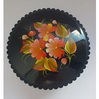 Шкатулка СССР , роспись. 70-е годы, пластик. Размер диаметр крышки 9 см, высота шкатулки 4,7 см