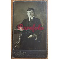 1920-е Визит-портрет молодой человек студийное фото типажи ретро фотограф Герман Петроград