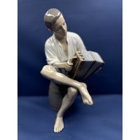 Антикварная стутэтка "Юноша с аккордеоном". Фарфор, B&G. Дания, ХХ в.