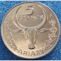 Мадагаскар.  5 франков 1986 год  KM#10  "Пуансеттия"