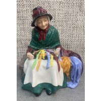 Винтажная фарфоровая статуэтка Бабушка продавец шелковых лент.  Англия Royal Doulton Silks and Ribbons. 1948 год. Высота 16 см.