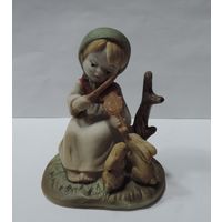 Статуэтка фарфоровая "Девушка играет на скрипке и зайцы" 80-е годы Европа. Высота 8 см.