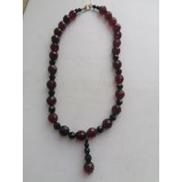 Бусы гранатовое стекло