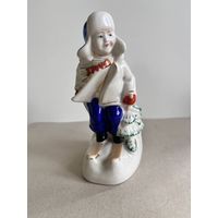 СТАТУЭТКА ФАРФОРОВАЯ "ЛЫЖНИК. МАЛЬЧИК НА ЛЫЖАХ".  16*9*6 СМ. ГОРОДНИЦА . СМ.ФОТО, КЛЕЙМО И ОПИСАНИЕ.