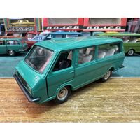 РАФ 2203 номерной А18, ранний, без made in USSR, цвет кипарис, тонкие оси, смещенный шов покрышек, на дверях "1". Вечер четверга в зеленых, и не только, тонах.