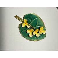 Винтажная австрийская эмалевая брошь Фиалки и лист