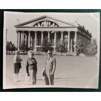 Фото перед зданием ДК Белсовпрофа. Минск. 1960-е. 8.5х11 см.