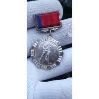ЗНАК МЕДАЛЬ ХОККЕЙ С ШАЙБОЙ ТЯЖЁЛЫЙ МОН ДВОР   ОРИГИНАЛ РАННИЙ  . Распродажа Коллекции !!! . Экспресс  Аукцион не с рубля без МПЦ и прочего 3 ДНЯ  .Много лотов в продаже .
