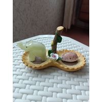 Слоник из оникса на подставке с ракушкой декор