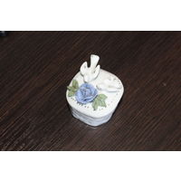 Фарфоровая шкатулка, выполнена в винтажном стиле, имитирующего плетение корзины и съемной крышки.