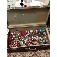 Огромный лот ёлочных игрушек,всего вокруг 170 шт.за самовывоз старинный чемодан в подарок(в лот не входит)с рубля