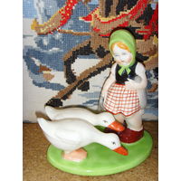 Девочка и гуси . Фаянс . Чехословакия