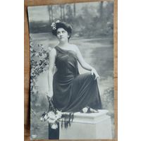Старинная импортная открытка. Дама с букетом. Подписана.