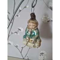 Елочная игрушка ребенок на санках