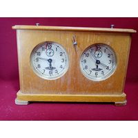 С рубля без мц. часы шахматные СССР, тикают, 29х20х9см. коробка 4.75р.