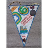 Вымпел и медаль Республиканская спартакиада школьников Гомель 1982