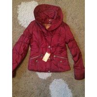Красивая куртка на девочку на 42 р 160 см. Ярко-бордовая перламутровая куртка с очень красивым воротником, новая, была на витрине, нужно только простирнуть. Длина 56 см длина рукава 60 см, ПОгруди 43